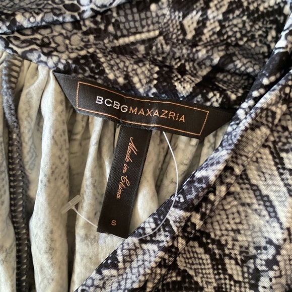 Bcbgmaxazria cold shoulder blouse snakeprint small $128 - Picture 3 of 3